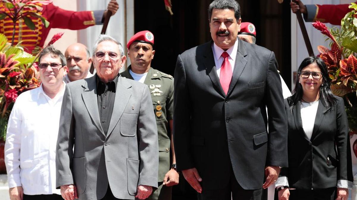 Fotografía cedida por el Palacio de Miraflores del presidente de Venezuela Nicolás Maduro, acompañado de la ministra de Relaciones Exteriores venezolana, Delcy Rodríguez durante al recibimiento del gobernante de Cuba, Raúl Castro (2i), el domingo 5 de Marzo de 2017, en la ciudad de Caracas (Venezuela).