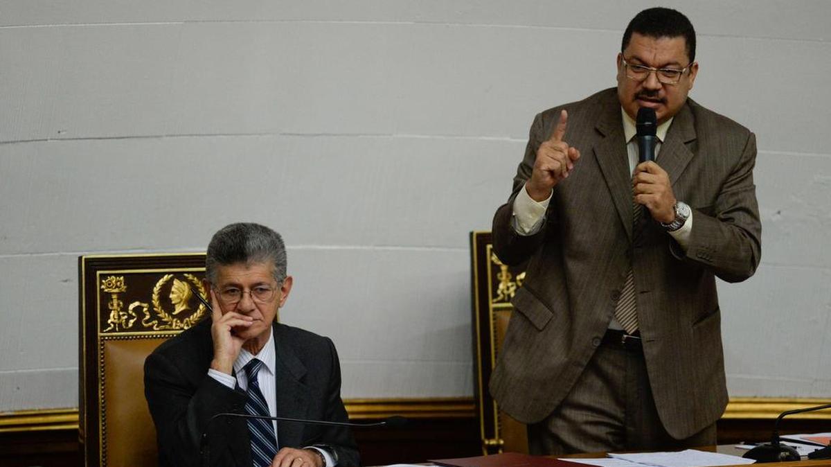 El diputado Simón Calzadilla (der.) da un discurso junto al ex presidente de la Asamblea Nacional de Venezuela, Henry Ramos Allup, el 17 de marzo de 2016.