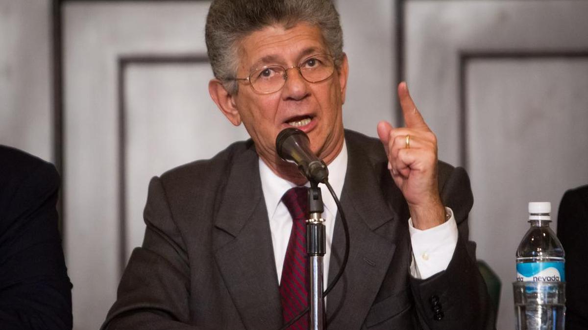 El presidente de la Asamblea Nacional (AN) de Venezuela, Henry Ramos Allup, habla durante una rueda de prensa para informar sobre su reciente viaje a Washington, en el que se reunió con el secretario general de la OEA, Luis Almagro, el 27 de junio de 2016, en la ciudad de Caracas (Venezuela).