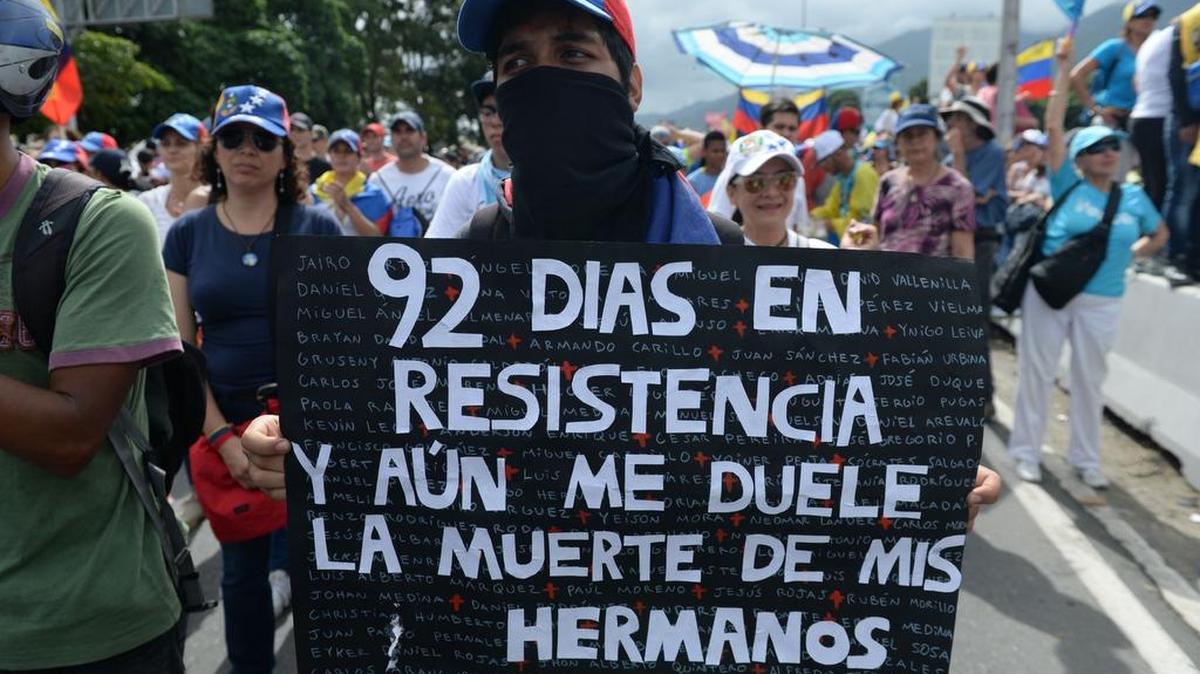 Unos 3,000 opositores caminaron el sábado hasta la principal autopista de Caracas para expresar su apoyo a la fiscal general, Luisa Ortega, quien en medio de las manifestaciones que ya dejan 89 muertos abandonó su línea oficialista para convertirse en férrea adversaria de Maduro, rechazando su convocatoria a una Asamblea Constituyente.