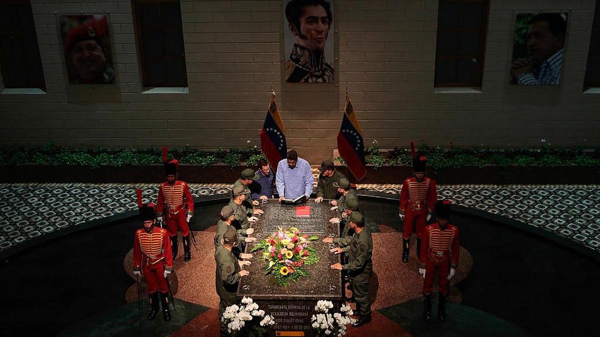 El presidente de Venezuela, Nicolás Maduro (cen.), habla el martes frente a la tumba del ex mandatario Hugo Chávez, en Caracas.
