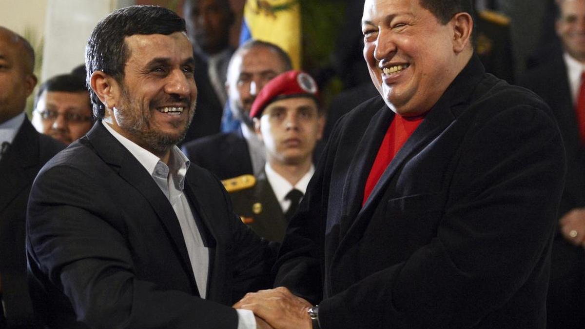 El entonces presidente de Irán, Mahmoud Ahmadinejad, tenía una cercana relación con el entonces presidente Hugo Chávez. Foto de archivo del 22 de junio del 2012.