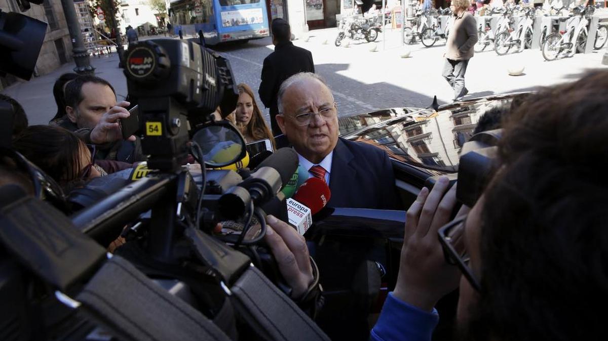 El embajador de Venezuela en España, Mario Isea, a su salida de la reunión a la que le ha convocado el Ministerio de Asuntos Exteriores, para expresarle el rechazo por las palabras de Nicolás Maduro en las que califica al presidente del Gobierno en funciones, Mariano Rajoy, de "racista, basura corrupta y basura colonialista", hoy el Palacio de Santa Cruz.