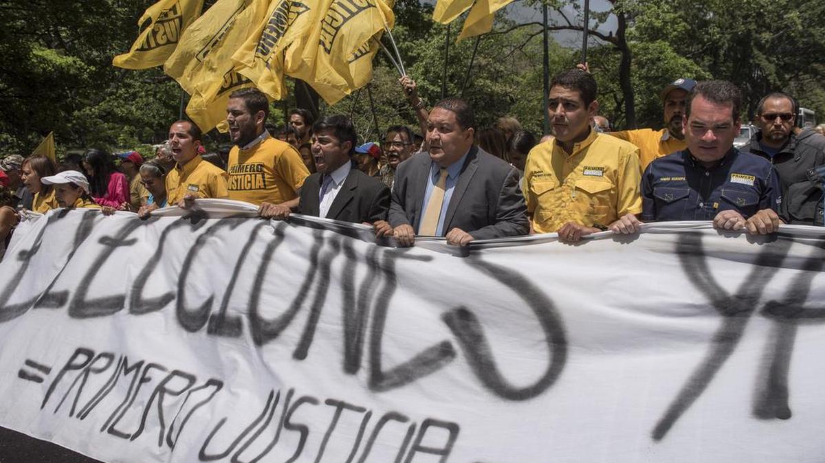 Manifestantes portan una pantacarta con el lema ‘Elecciones ya’, durante una protesta antigubernamental en Caracas, a inicios de abril.