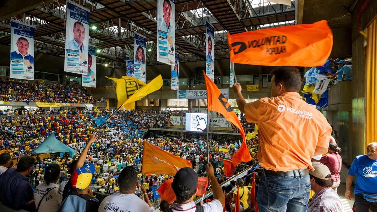 Vista general de los asistentes a un acto de campaña de candidatos a la Asamblea Nacional venezolana por parte de la alianza opositora Mesa de Unidad Democrática (MUD), el domingo en Caracas.