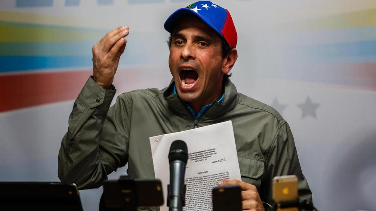 El gobernador del estado Miranda, Henrique Capriles, habla en una rueda de prensa el lunes 12 de Junio de 2017, en Caracas (Venezuela).