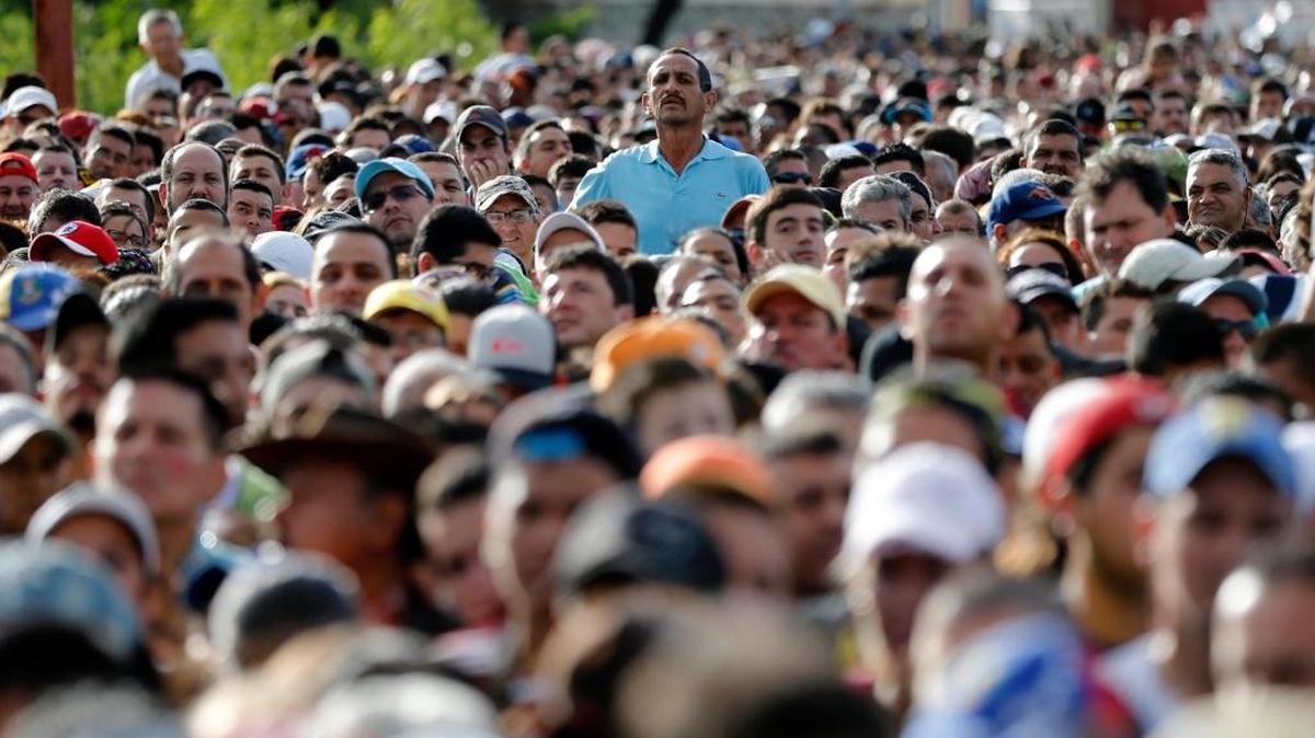 Una multitud espera para entrar a Colombia desde Venezuela por el puente Simón Bolívar, en San Antonio del Táchira, en julio del 2017. Expertos estiman que 2.2 millones de venezolanos han abandonado el país desde 1999, aunque el Parlamento de ese país dice que son más de 4 millones.