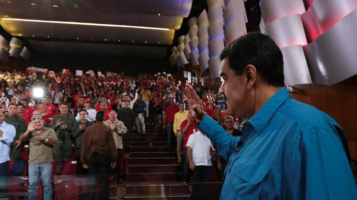 Fotografía cedida por la oficina prensa del Palacio de Miraflores, del presidente de Venezuela, Nicolás Maduro, durante su programa televisivo “Los Domingos con Maduro” el 30 de abril de 2017, en Caracas.