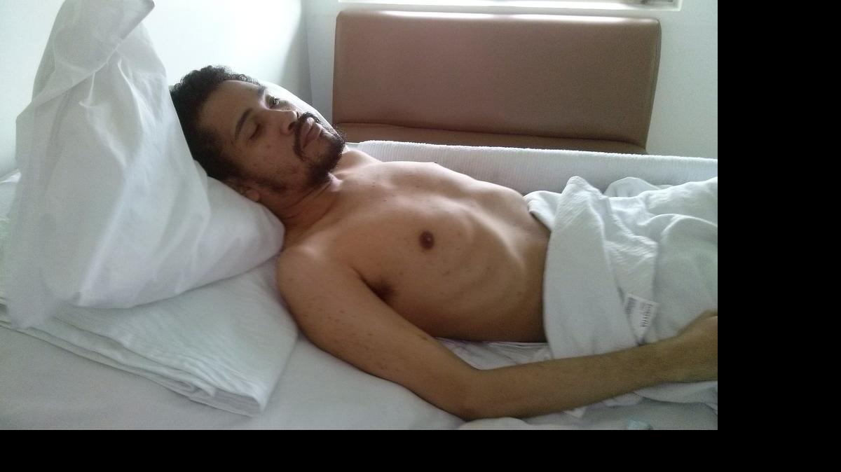 
Fotografía cedida hoy, jueves 23 de julio de 2015, por María Lucía García, hermana del periodista Leocenis García, el detenido editor y dueño del grupo editorial venezolano 6to Poder, en huelga de hambre desde el pasado 5 de mayo, en el Hospital Militar de Caracas (Venezuela). 
