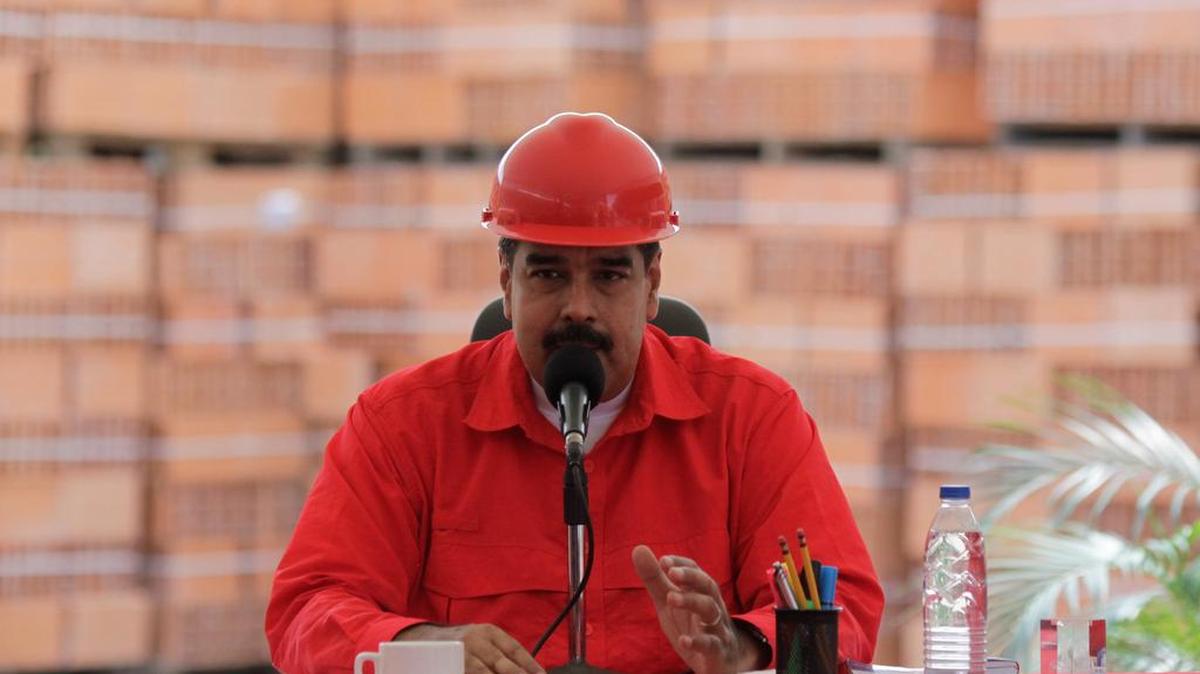 Fotografía cedida por prensa de Miraflores del presidente de Venezuela, Nicolás Maduro, en un acto de Gobierno el jueves 29 de octubre de 2015, en la ciudad de Barquisimeto, Venezuela.