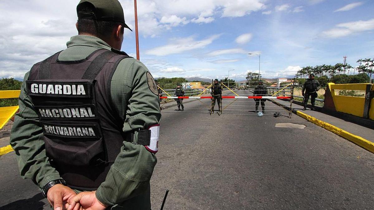
Oficiales de la Guardia Nacional Bolivariana custodian la frontera colombo-venezolana el jueves 20 de agosto de 2015.
