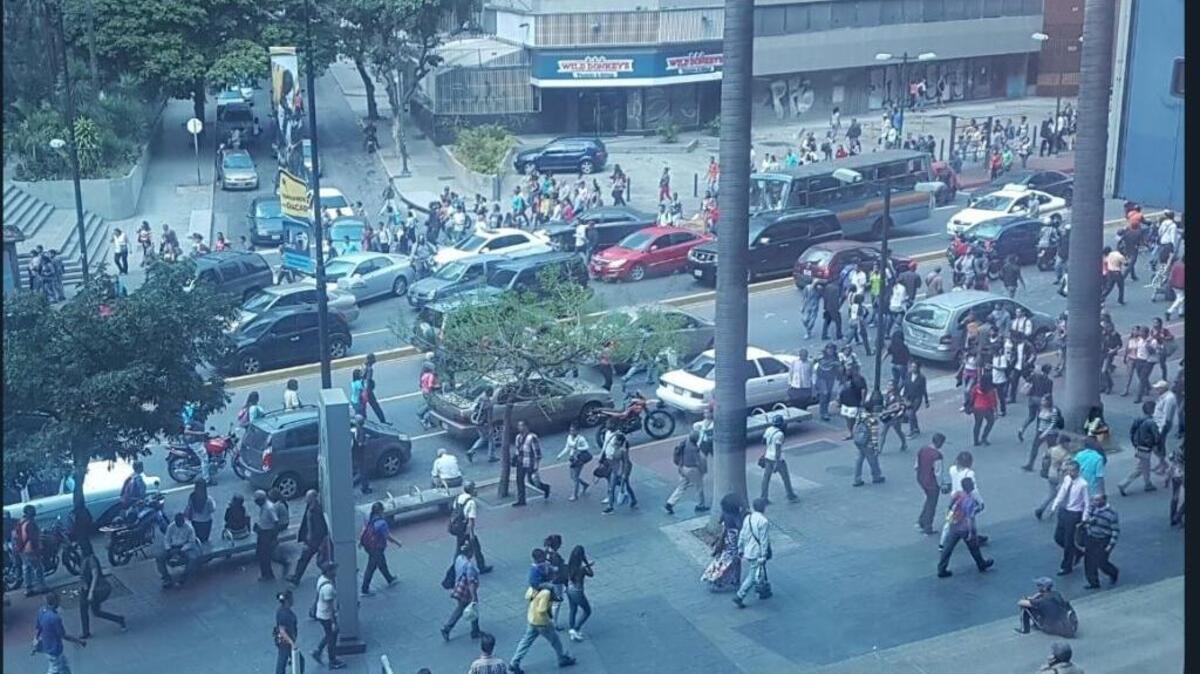 Los habitantes de Caracas se vieron obligados a regresar a sus casas caminando ante el cierre de 10 estaciones del metro local por el apagón eléctrico el martes 6 de febrero.