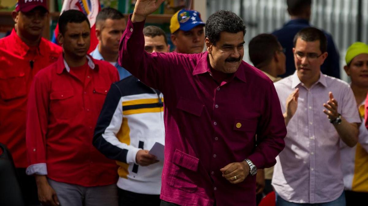 El presidente de Venezuela, Nicolás Maduro (centro), saluda a seguidores durante un acto de gobierno el viernes en Caracas.