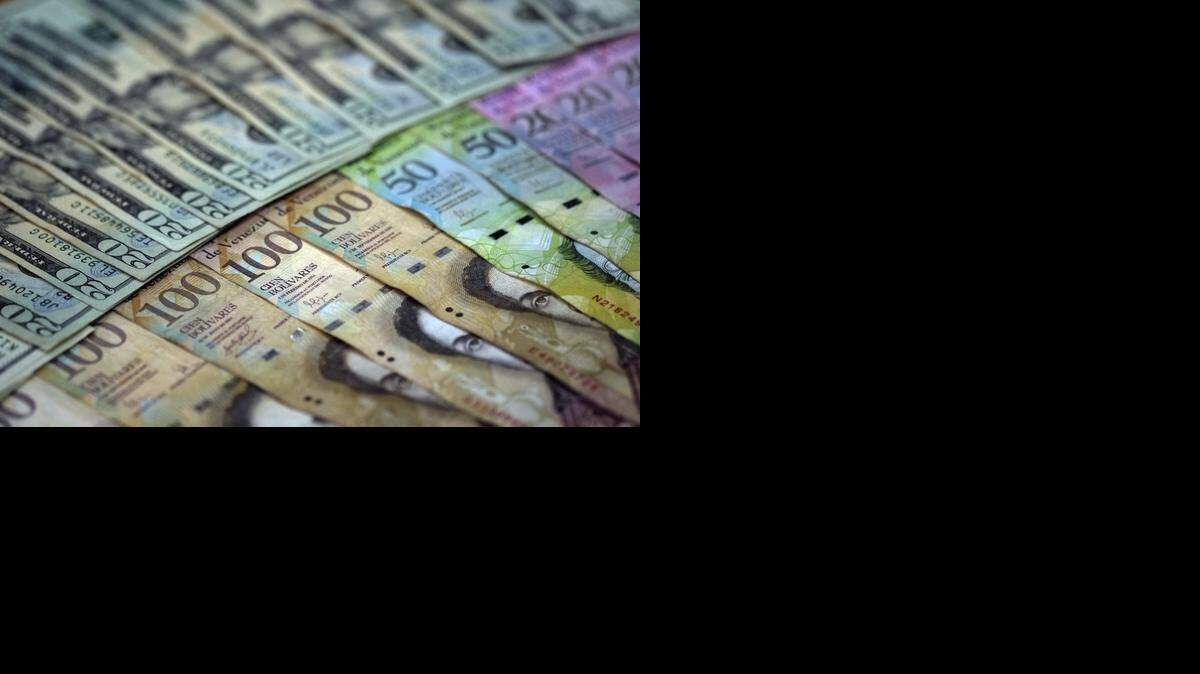 Venezuela entró en recesión en 2014 con una caída de su Producto Interno Bruto durante tres trimestres consecutivos. 
