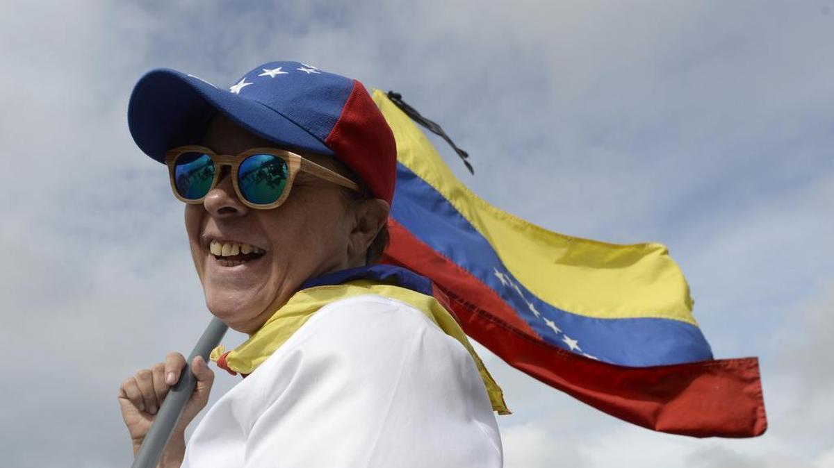 Activistas de la oposición venezolana llevan a cabo un plantón para protestar contra el gobierno del presidente Nicolás Maduro, en Caracas, el 15 de mayo de 2017.