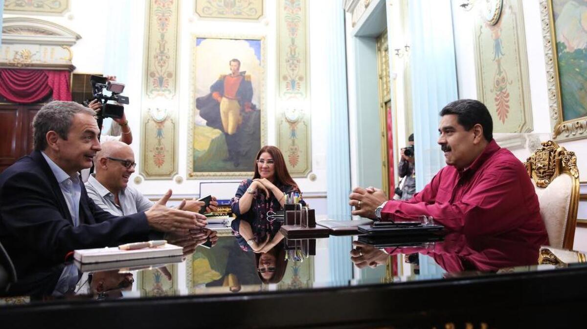 Fotografía cedida por prensa de Miraflores, donde se observa al presidente venezolano Nicolás Maduro (d), quien se reúne en un encuentro con José Luis Rodríguez Zapatero (i) el miércoles 15 de noviembre del 2017, en la ciudad de Caracas (Venezuela).