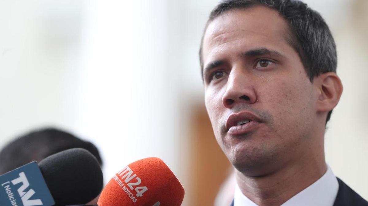 El presidente encargado de Venezuela, Juan Guaido, habla con la prensa a su llegada a una reunión con embajadores europeos este martes, en la Asamblea Nacional, en Caracas (Venezuela).