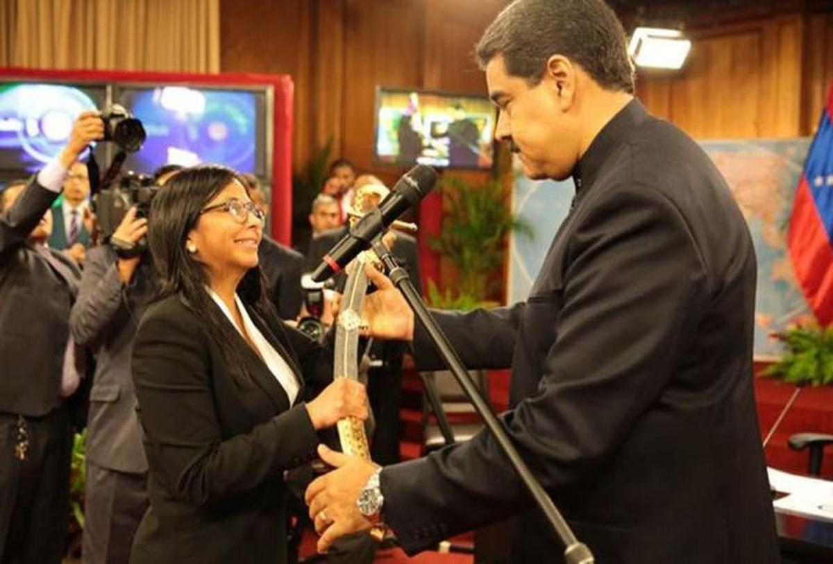 La ex canciller, Delcy Rodríguez, recibe la réplica de la espada de parte de Nicolás Maduro el 22 de junio de 2017.