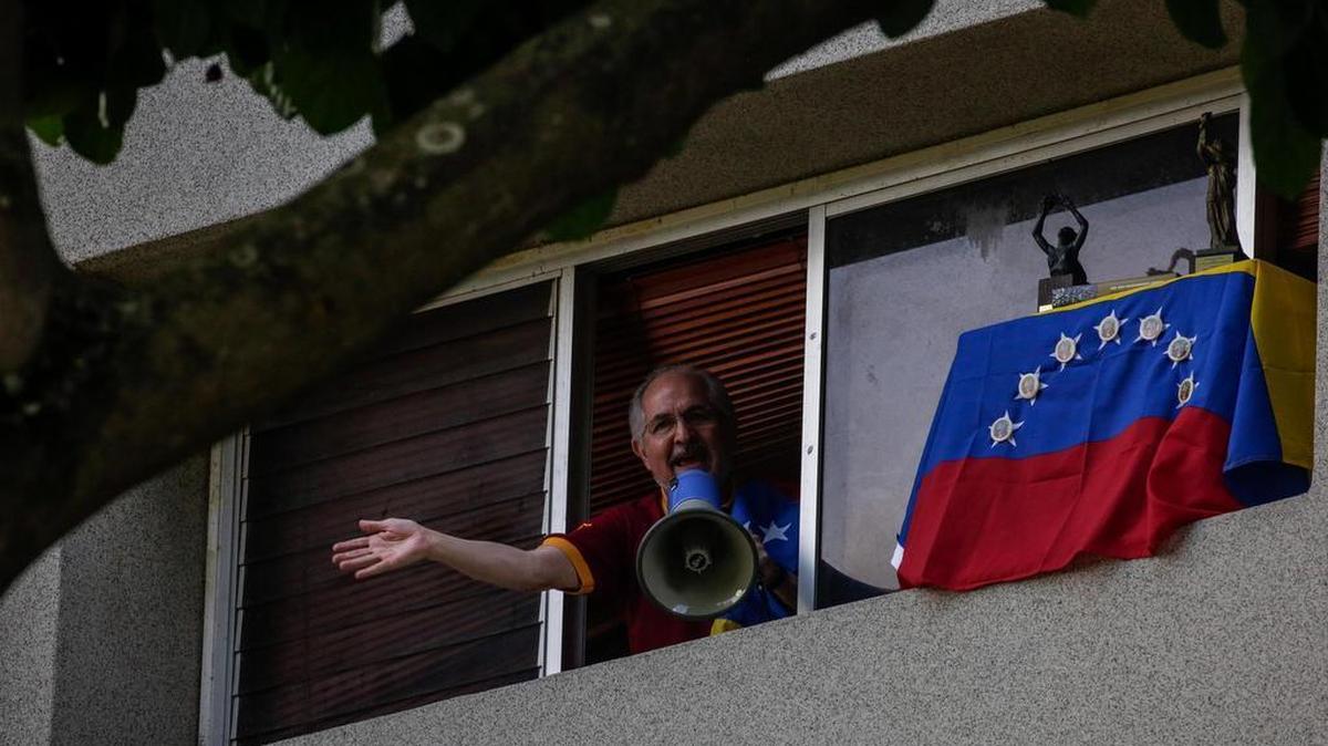 El Alcalde Metropolitano Antonio Ledezma se asoma desde la ventana de su residencia con un megáfono el domingo 16 de julio de 2017, en Caracas (Venezuela).