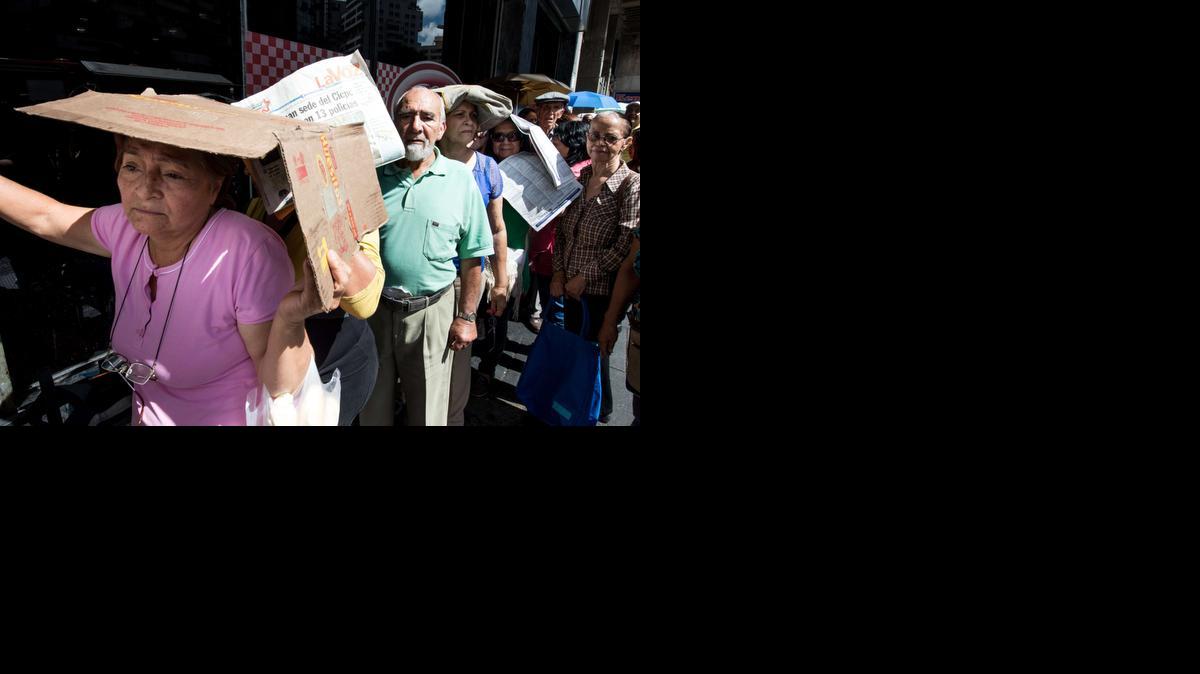 
Varias personas hacen fila para entrar en un supermercado en Caracas, el 15 de enero de 2015.
