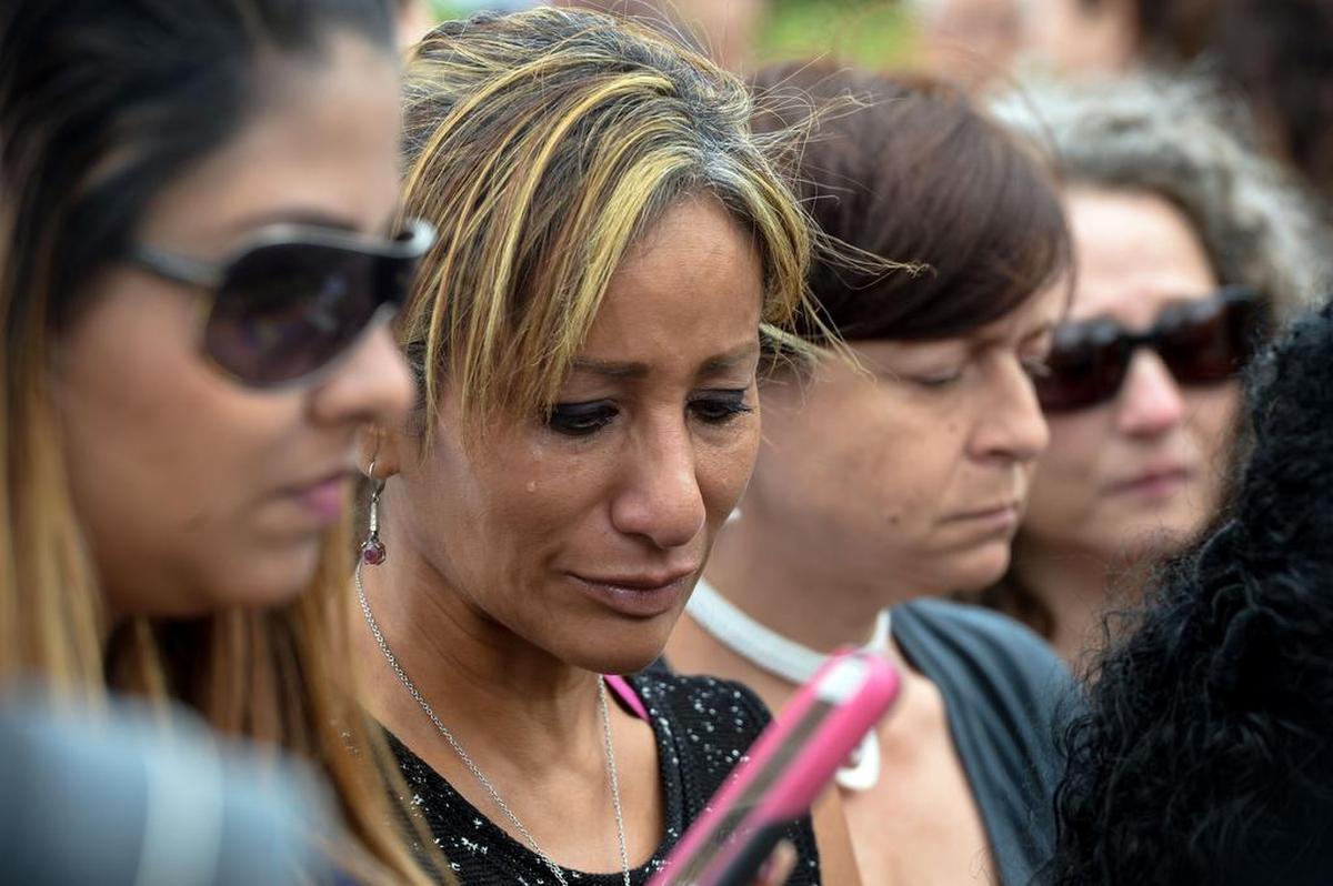 Personas lloran la muerte del policía venezolano Óscar Pérez durante su entierro en el Cementerio del Este, en Caracas, el 21 de enero de 2018.