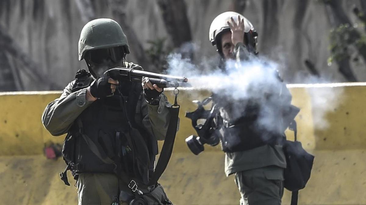 Miembros de la Guardia Nacional usan rifles de perdigones para enfrentarse a las manifestaciones antigubernamentales, en esta imagen del 10 de julio de 2017 en Caracas, Venezuela.
