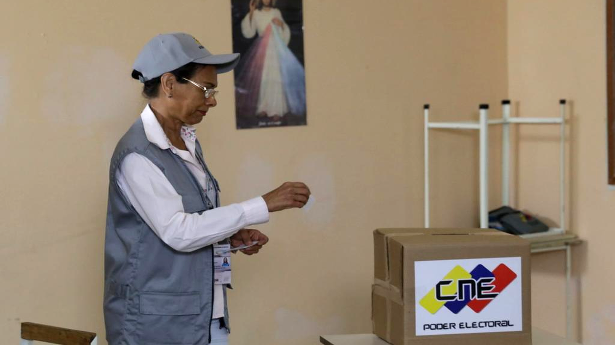 
Fotografía cedida por la Agencia Venezolana de Noticias (AVN) que muestra a la rectora del Consejo Electoral Nacional (CNE) Socorro Elizabeth Hernández durante un simulacro electoral este domingo 18 de octubre de 2015, en Caracas (Venezuela). 
