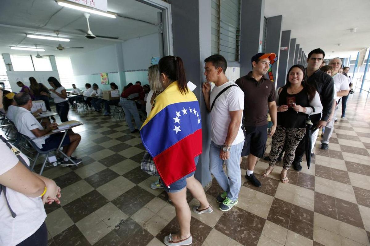 Un grupo de venezolanos residentes en Panamá asiste a un centro de votación para participar en la consulta popular de la oposición contra el proceso constituyente impulsado por el presidente de Venezuela, Nicolás Maduro el domingo 16 de julio de 2017 en la ciudad de Panamá.