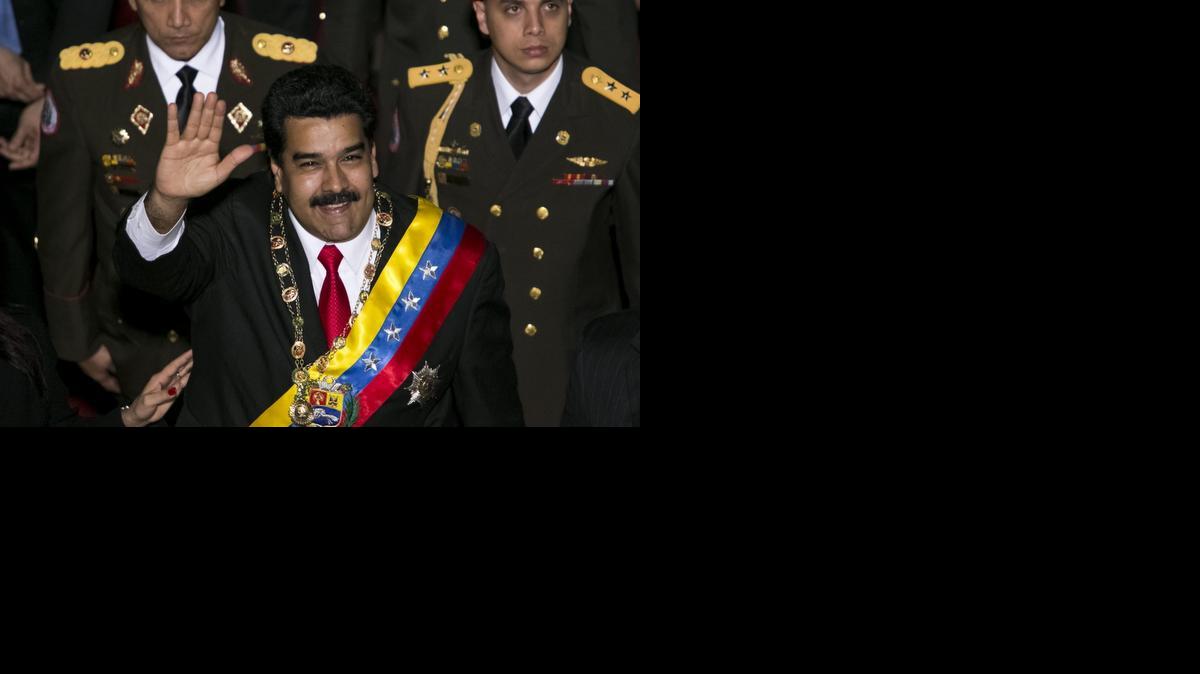 
El presidente de Venezuela, Nicolás Maduro, saluda a su llegada previo a la segunda sesión anual de Memoria y Cuenta ante la Asamblea Nacional el 21 de enero de 2015, en Caracas. 
