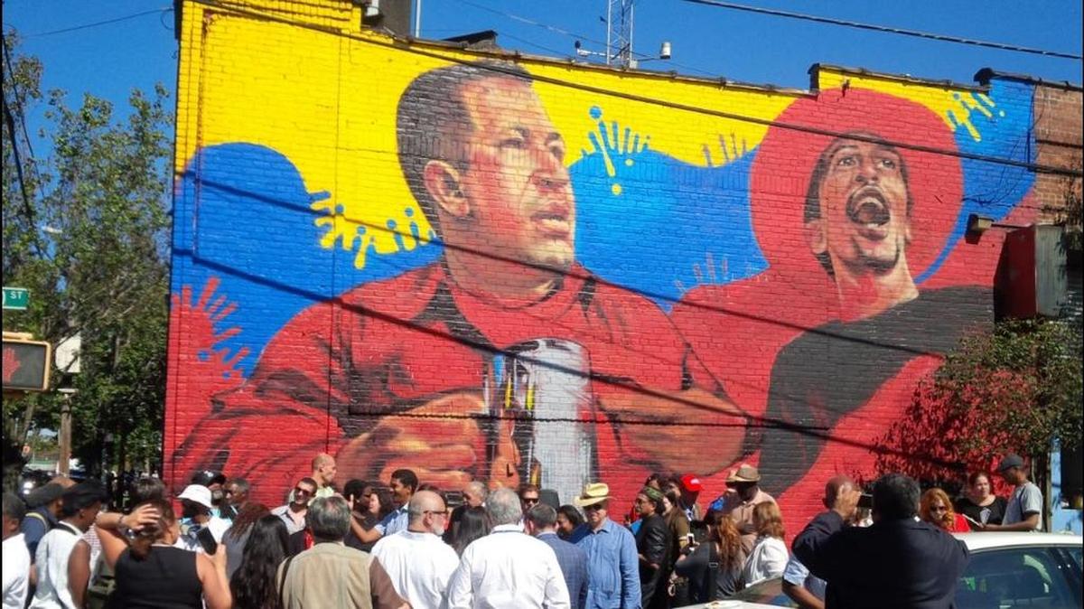 El mural del fallecido expresidente venezolano Hugo Chávez con su característico atuendo rojo. Es obra de André Trenier, nacido en el Bronx.