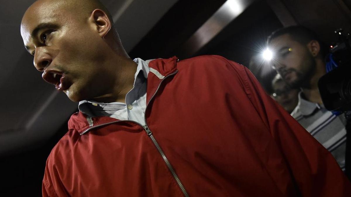 El jefe de la bancada minoritaria del Gobierno en el Parlamento, Héctor Rodríguez, señaló este domingo 23 de octubre que la oposición venezolana comete “errores de desacato” y de “desconocimiento a los poderes” al rebelarse hoy en una sesión especial en la que discutían la “ruptura del hilo constitucional”.