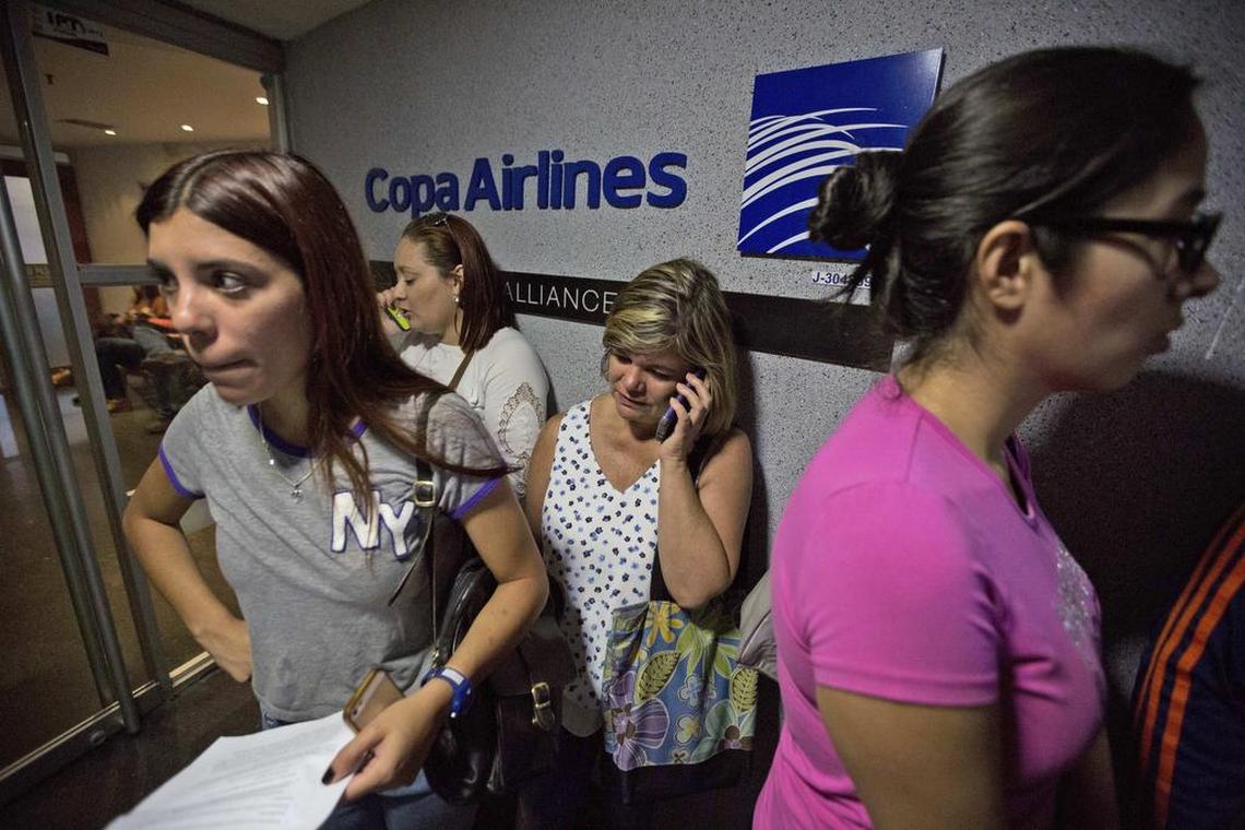 Varias personas hacen fila afuera de una oficina de COPA Airlines en Caracas, Venezuela, el viernes 6 de abril del 2018.