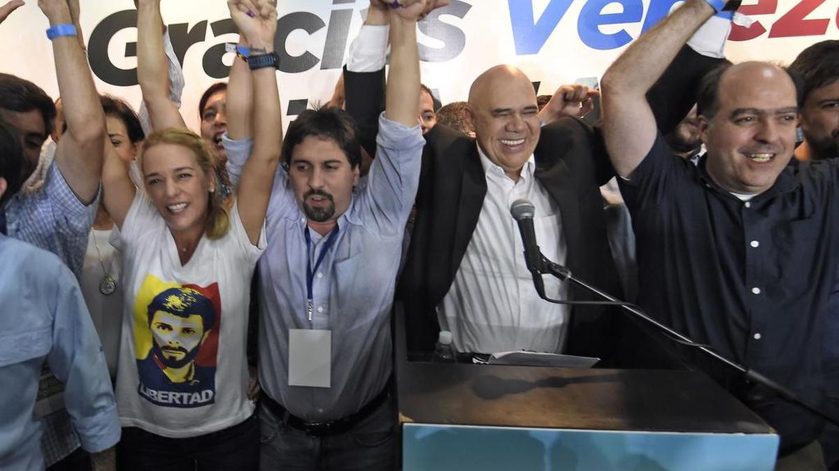 Miembros de la coalición opositora Mesa de Unidad Democrática (MUD) celebran la victoria el lunes 7 de diciembre de 2015, en la ciudad de Caracas (Venezuela). 