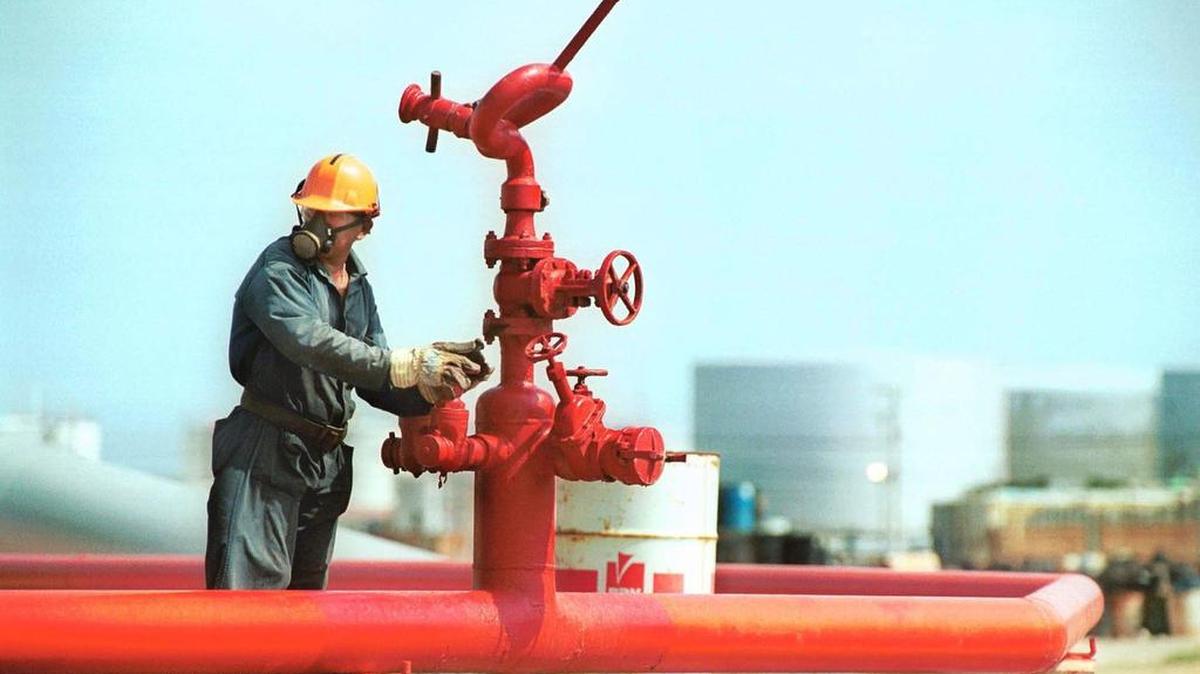 Un trabajador en la refineria de Amuay en Punto Fiji, Venezuela, en una imagen de archivo del 2002.