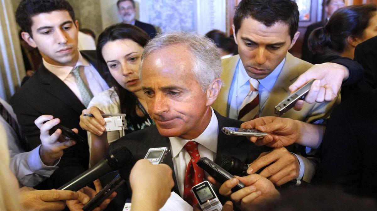 
El senador estadounidense Bob Corker, regresó el jueves a Estados Unidos tras una gira de dos días a Venezuela en la que intentó conversar sin éxito con el gobernante Nicolás Maduro. El desplante al presidente del Comité de Relaciones Exteriores del Senado es visto como un error diplomático “muy estúpido” del régimen bolivariano. 
