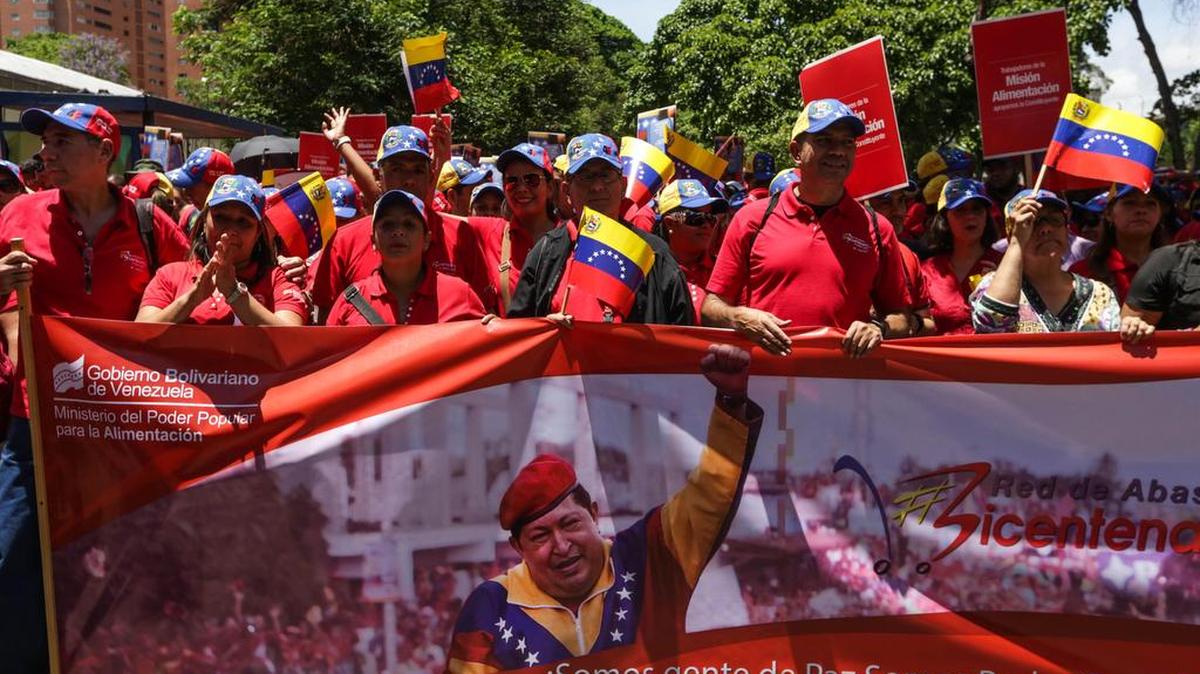 Manifestantes oficialistas participan en una marcha a favor del gobierno del presidente venezolano, Nicolás Maduro, el sábado 20 de mayo de 2017, en Caracas (Venezuela).
