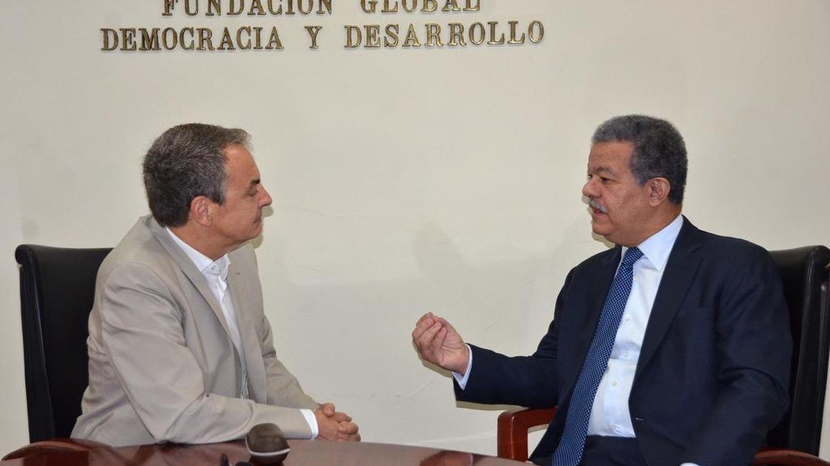 El expresidente del Gobierno español José Luis Rodríguez Zapatero (i) y el exmandatario dominicano Leonel Fernández (d), ambos mediadores del diálogo que promueve la Unión de Naciones Suramericanas (Unasur) en Venezuela, se reunen el miércoles 13 de septiembre de 2017, en Santo Domingo (República Dominicana).