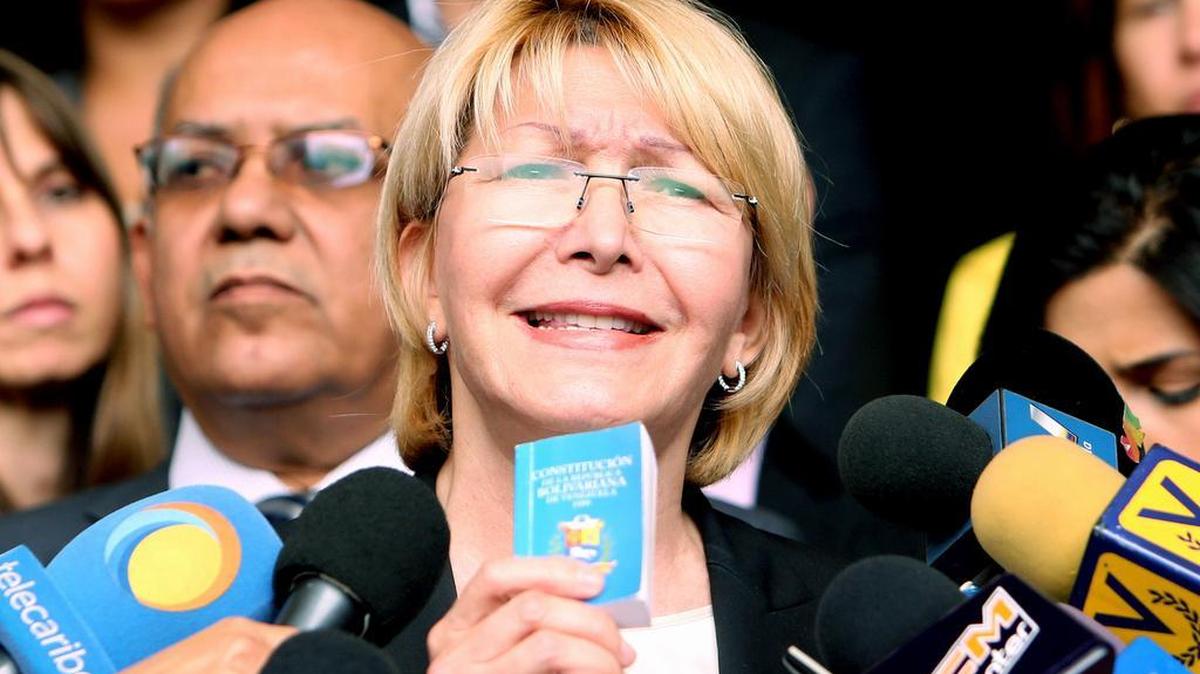 La fiscal general de Venezuela, Luisa Ortega Díaz, calificó como un “retroceso’ la decisión del Tribunal Supremo de Justicia (TSJ) que avala la celebración de elección de una Asamblea Nacional Constituyente para modificar la Constitución sin hacer una consulta previa a los ciudadanos.