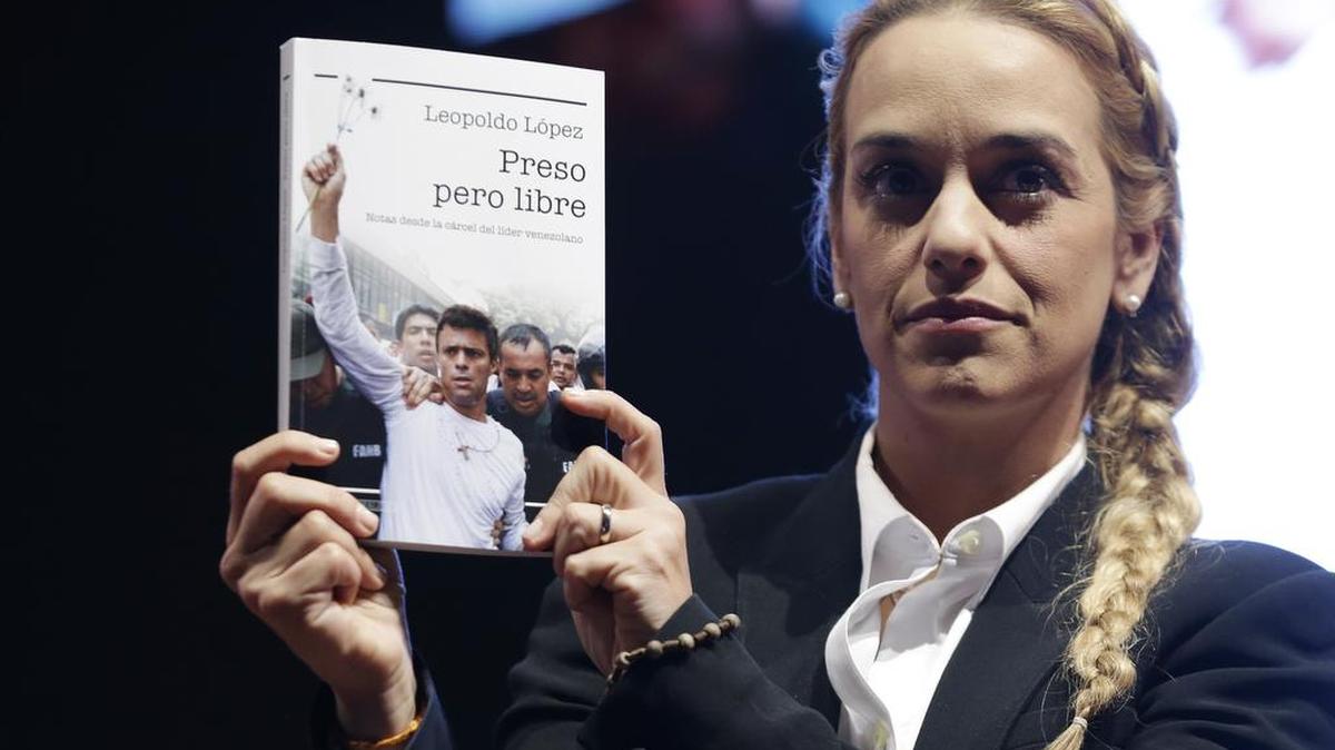 Lilian Tintori, esposa del líder opositor preso Leopoldo López, muestra su libro Preso pero Libre.
