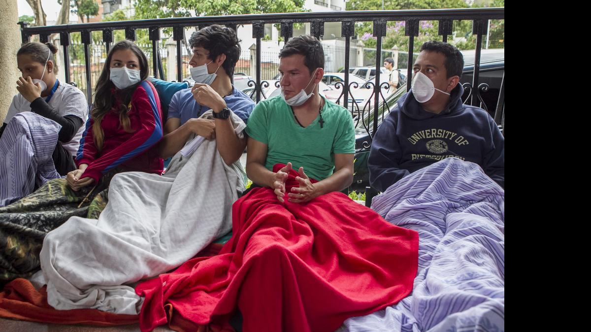 
El diputado del Consejo Legislativo del estado central de Carabobo, Julio Rivas (2-d), y un grupo de estudiantes opositores continúan en huelga de hambre hoy, viernes 29 de mayo de 2015, para apoyar a los políticos venezolanos presos Leopoldo López y Daniel Ceballos, en la iglesia de Guadalupe del este de Caracas (Venezuela). 
