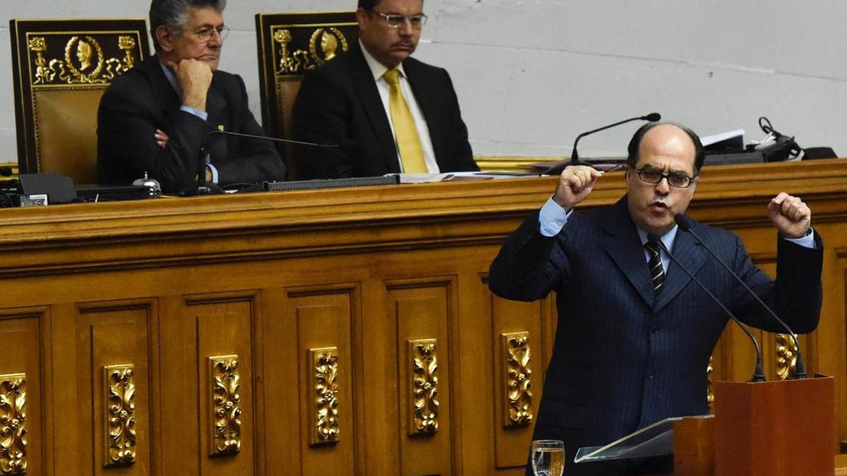 El diputado Julio Borges, pronuncia un discurso durante una sesión especial en el congreso en Caracas el 17 de mayo de 2016.