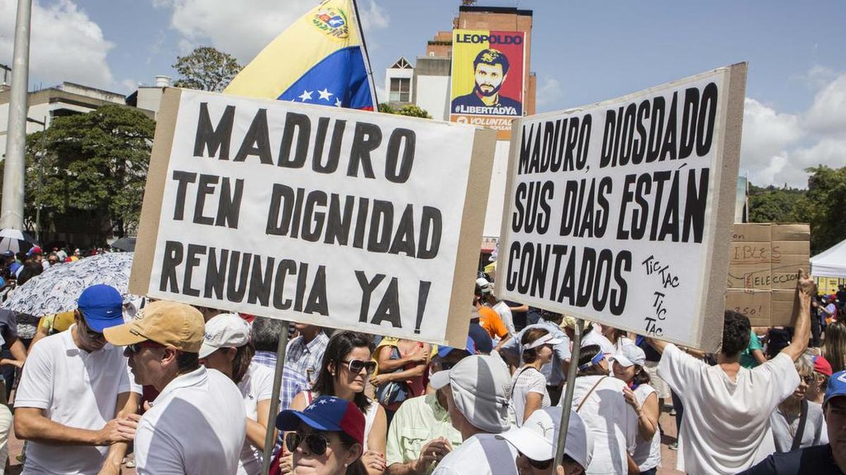 Un grupo de personas participa en una manifestación contra el Gobierno nacional el sábado 12 de agosto de 2017, en Caracas (Venezuela).