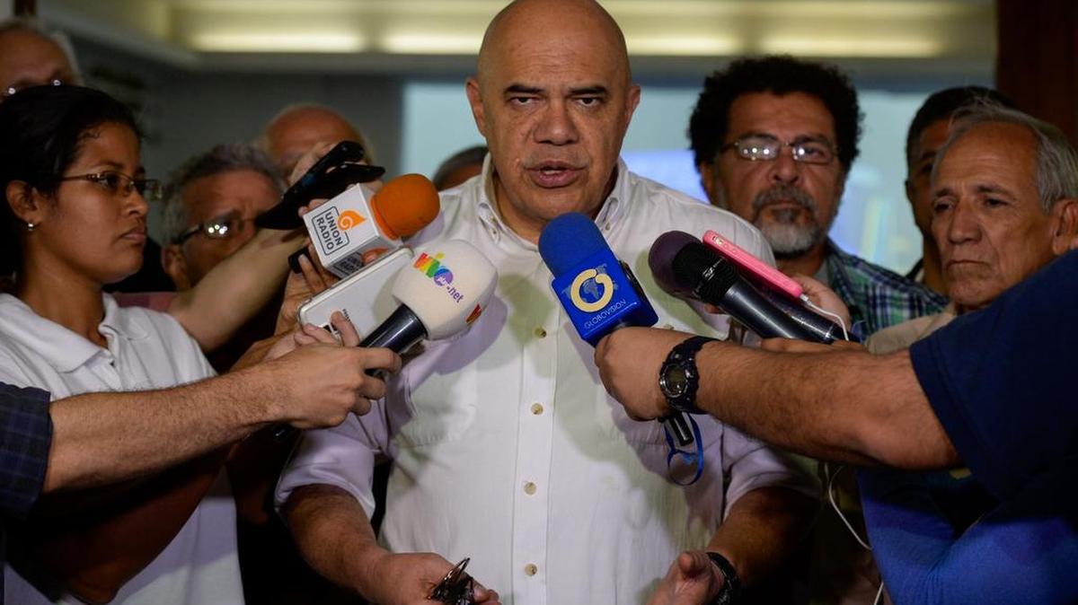 Jesus “Chuo” Torrealba, secretario general de la Mesa de la Unidad, anuncia los resultados de la verificación de firmas para el revocatorio, el sábado 7 de mayo en Caracas.