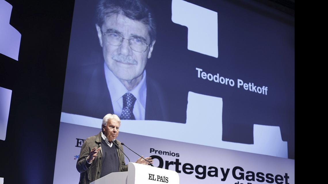 
El ex presidente del Gobierno español Felipe González interviene el miércoles, tras recoger el premio de periodismo Ortega y Gasset otorgado al venezolano Teodoro Petkoff, director del diario Tal Cual, que tiene prohibida la salida de su país.
