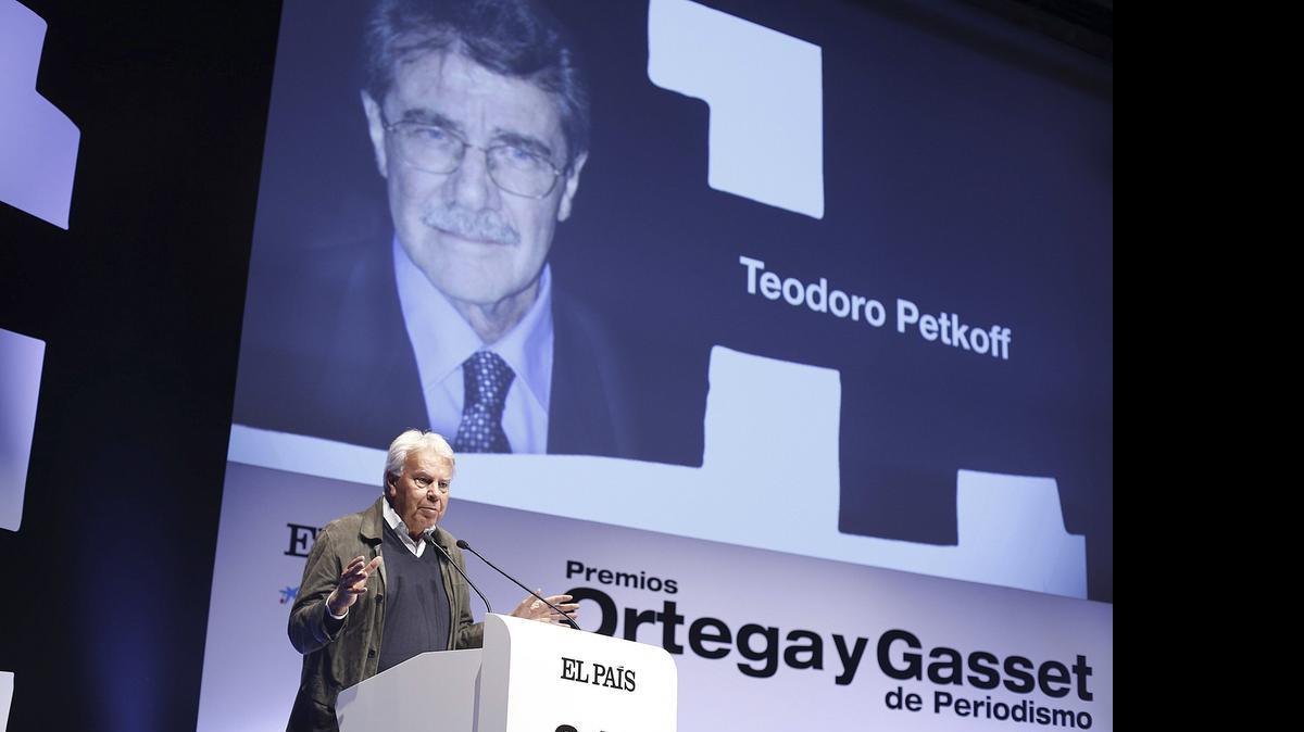 
El ex presidente del Gobierno español Felipe González interviene el miércoles, tras recoger el premio de periodismo Ortega y Gasset otorgado al venezolano Teodoro Petkoff, director del diario Tal Cual, que tiene prohibida la salida de su país.
