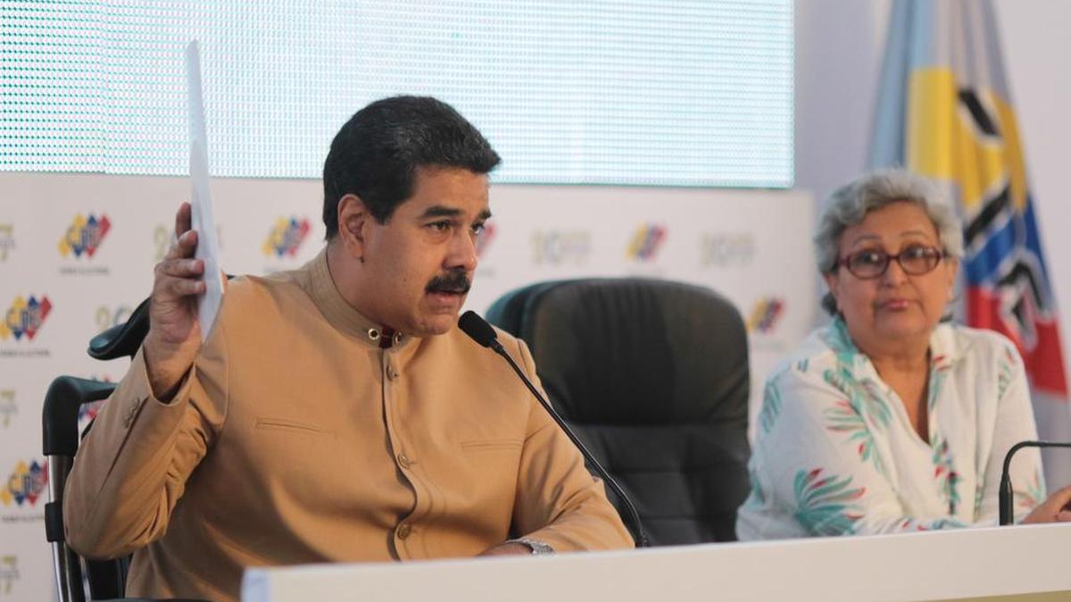 Fotografía cedida por la oficina de prensa del Palacio de Miraflores que muestra al presidente de Venezuela, Nicolás Maduro, junto a la presidenta del Consejo Nacional Electoral (CNE), Tibisay Lucena, mientras realiza declaraciones el lunes 31 de julio de 2017, durante un acto en la sede del Poder Electoral en Caracas (Venezuela).