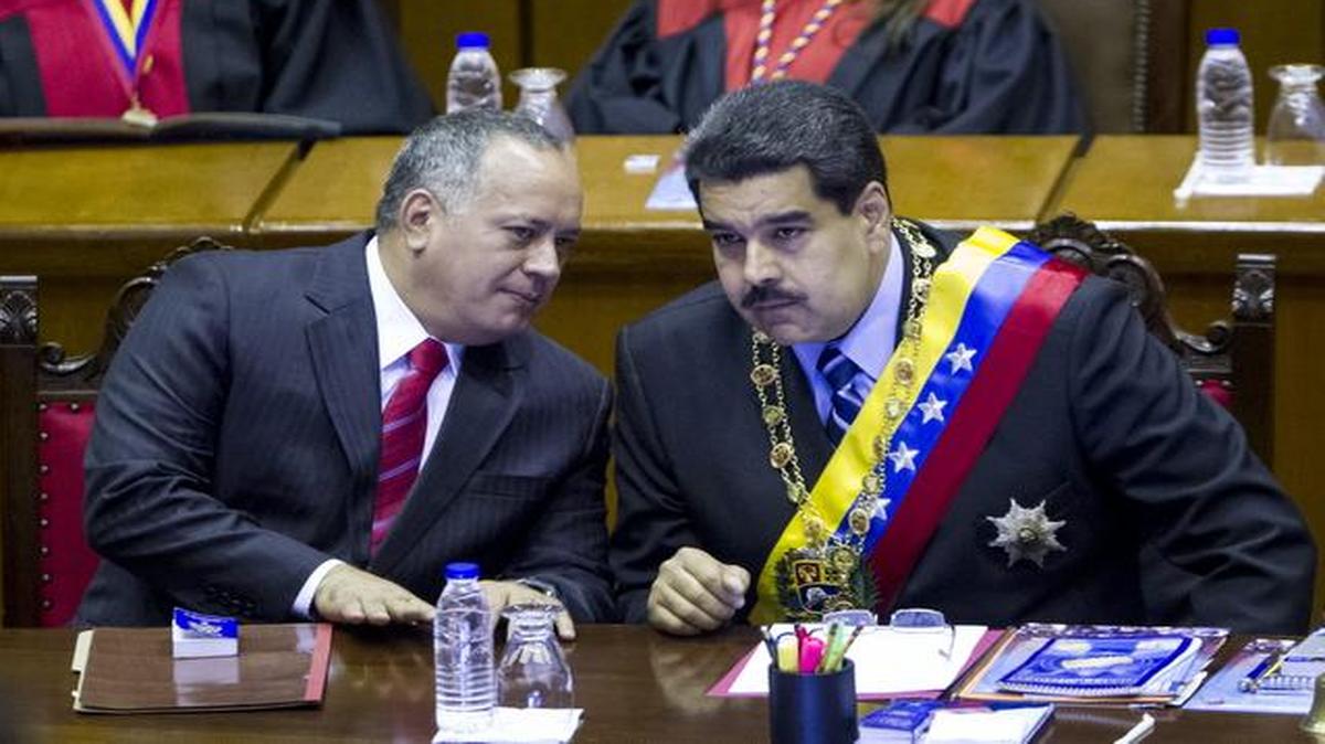 
El gobernante venezolano, Nicolás Maduro (der), habla con el presidente de la Asamblea Nacional, Diosdado Cabello, el lunes 2 de febrero del 2015.
