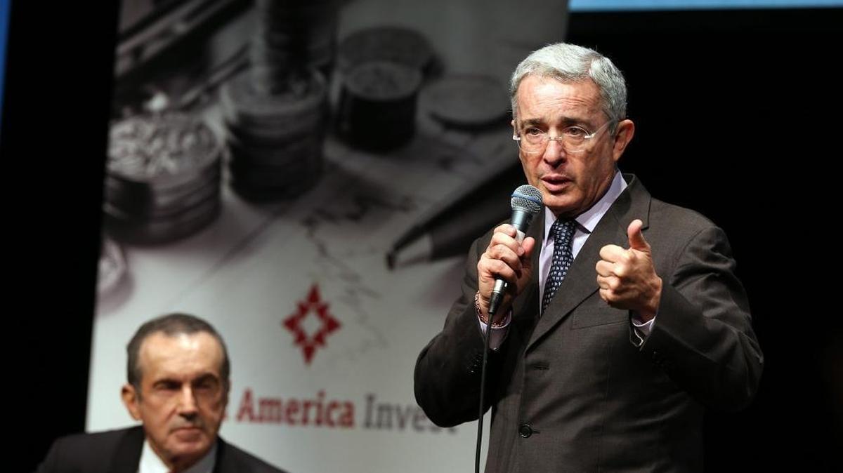 El ex presidente y senador colombiano Álvaro Uribe (der.) en un foro realizado por The Miami Herald y el Nuevo Herald en Miami, el 6 de febrero del 2016.