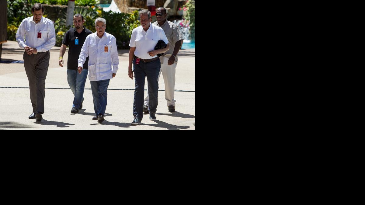 
El ministro de Petróleo de Arabia Saudí, Ali al-Naimi (cent.), camina en la sede de la Cumbre de los Pueblos o PreCOP Social de Cambio Climático (PreCop- Social), en la isla de Margarita, Venezuela. 
