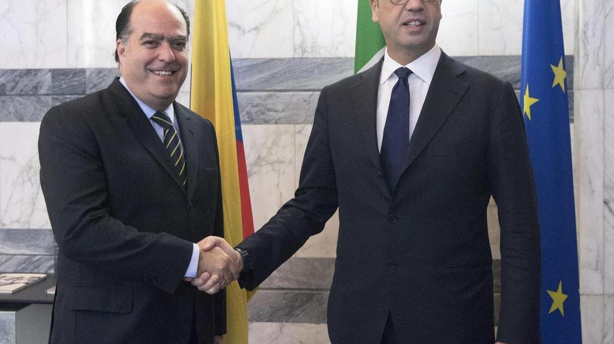 El ministro italiano de Exteriores, Angelino Alfano (d), se reúne con el presidente del Parlamento de Venezuela, Julio Borges (i), en Roma (Italia) el 11 de diciembre de 2017.